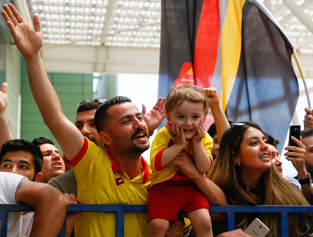 Göztepe taraftarından coşkulu uğurlama