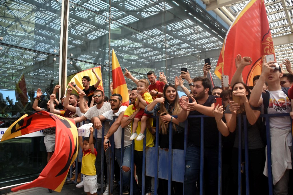 Göztepe taraftarından coşkulu uğurlama