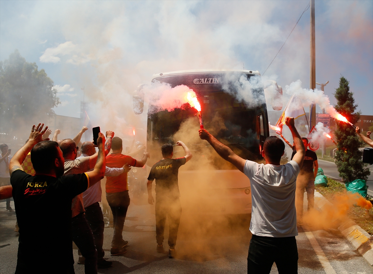 Göztepe taraftarından coşkulu uğurlama