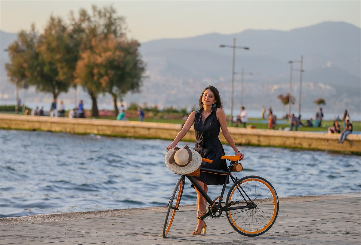 İzmir'in süslü kadınları bisikletten vazgeçmiyor