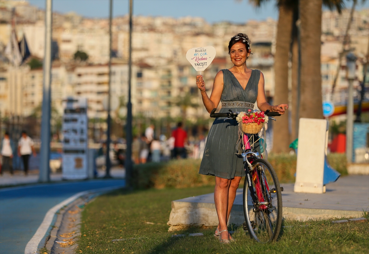 İzmir'in süslü kadınları bisikletten vazgeçmiyor