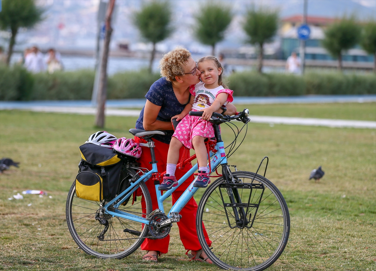 İzmir'in süslü kadınları bisikletten vazgeçmiyor