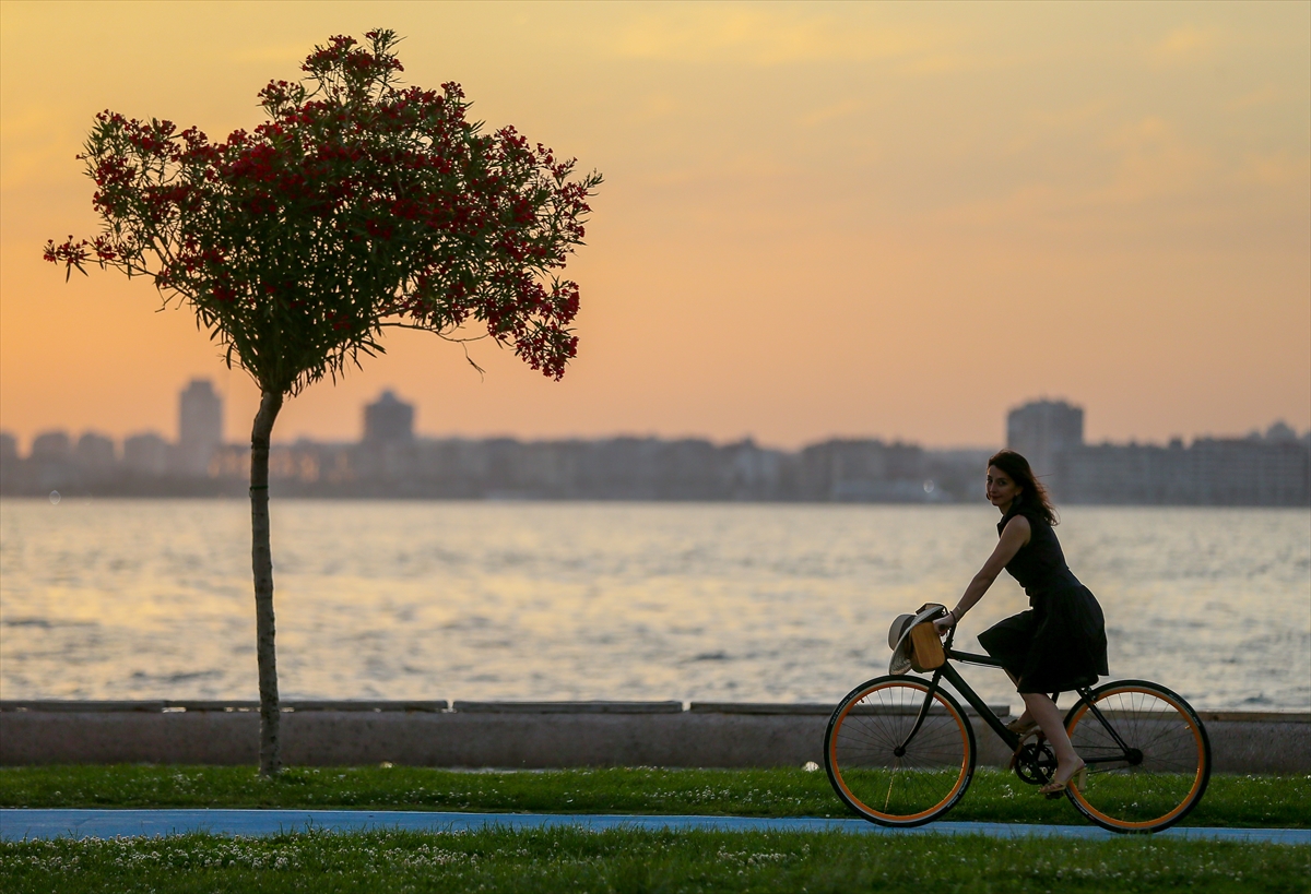 İzmir'in süslü kadınları bisikletten vazgeçmiyor