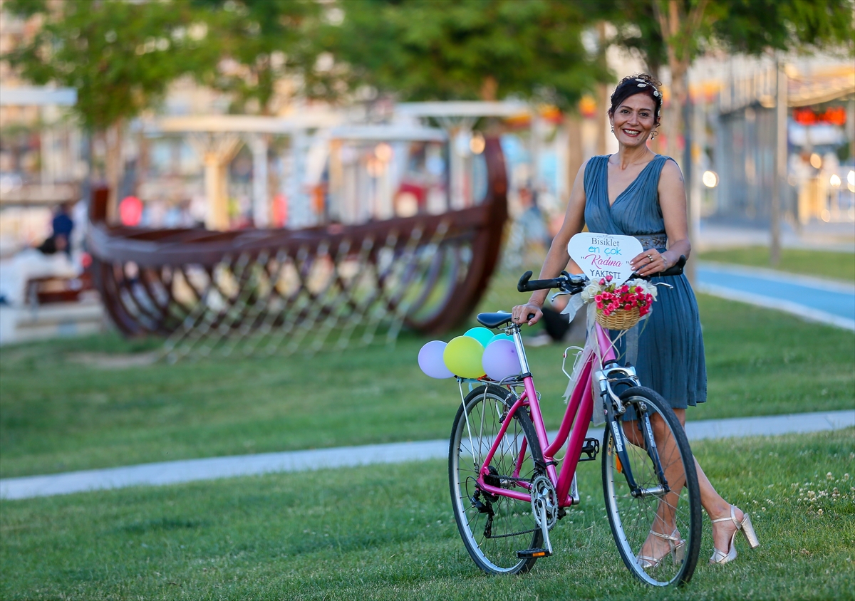 İzmir'in süslü kadınları bisikletten vazgeçmiyor