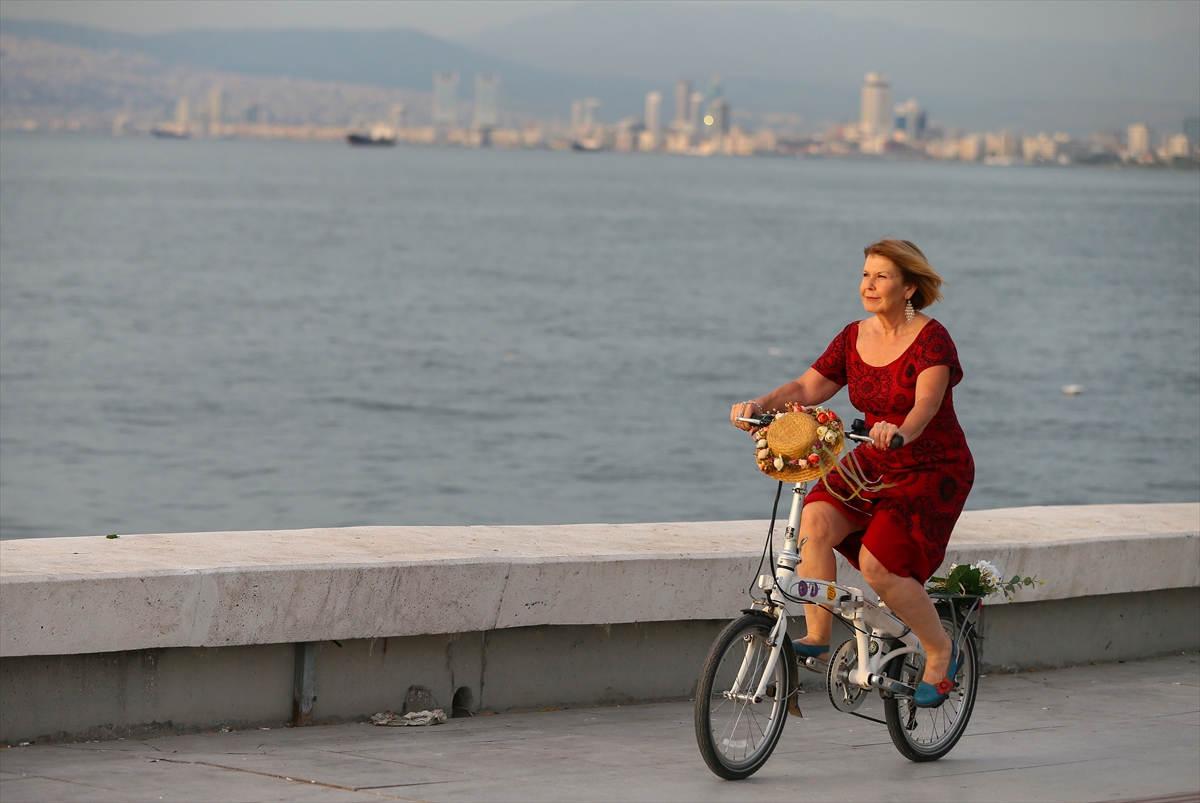 İzmir'in süslü kadınları bisikletten vazgeçmiyor