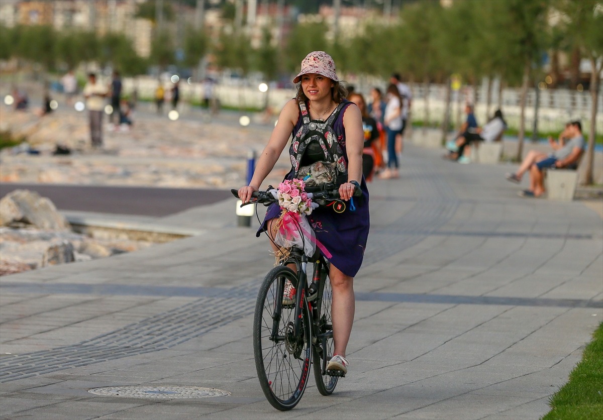 İzmir'in süslü kadınları bisikletten vazgeçmiyor