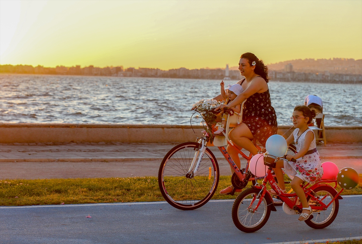 İzmir'in süslü kadınları bisikletten vazgeçmiyor