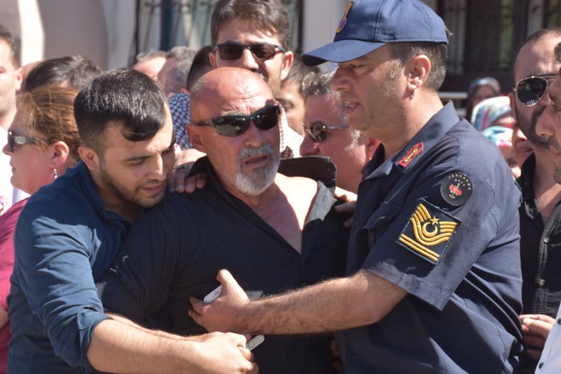 İzmir şehidini gözyaşlarıyla uğurladı