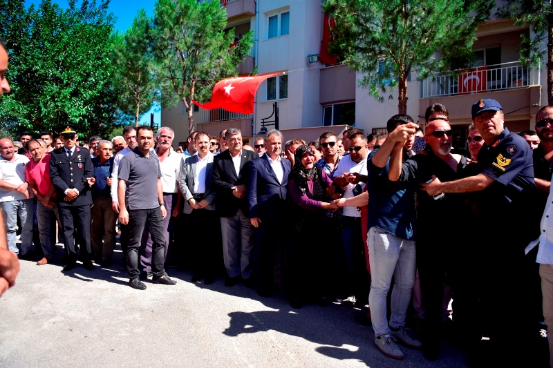 İzmir şehidini gözyaşlarıyla uğurladı