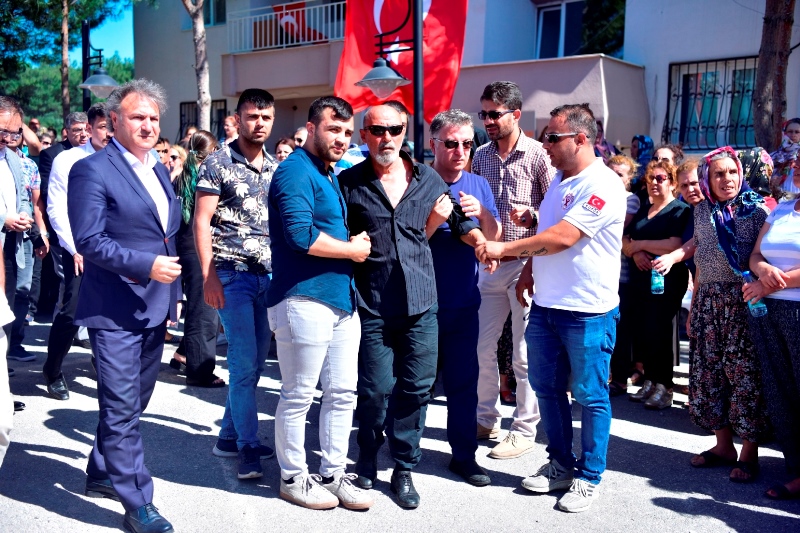 İzmir şehidini gözyaşlarıyla uğurladı