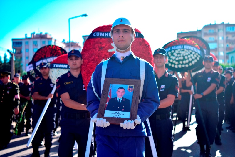 İzmir şehidini gözyaşlarıyla uğurladı