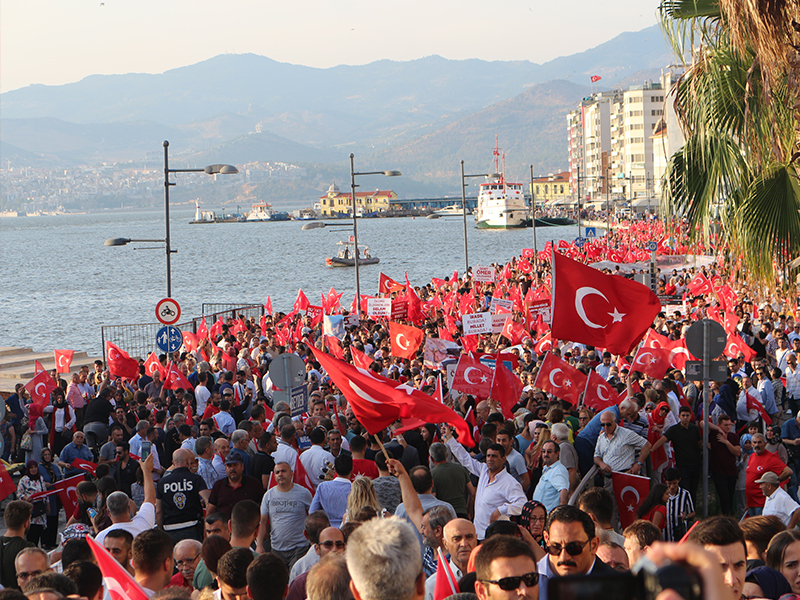 İzmirliler Konak Meydanı'nda buluştu