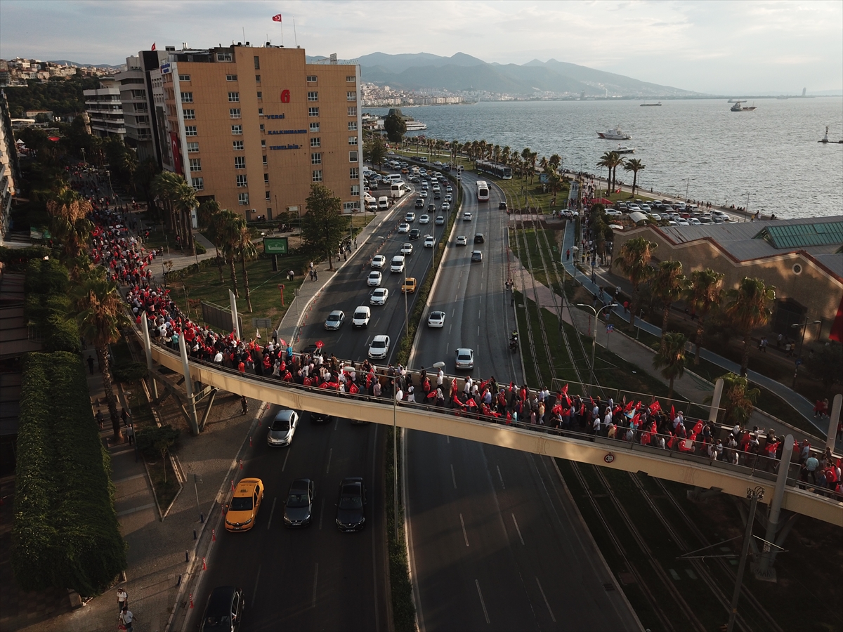 İzmirliler Konak Meydanı'nda buluştu