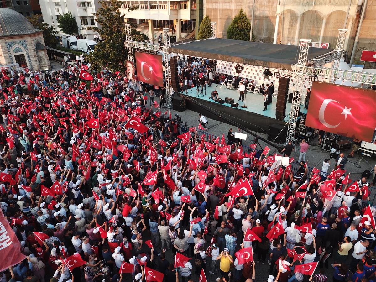 İzmirliler Konak Meydanı'nda buluştu