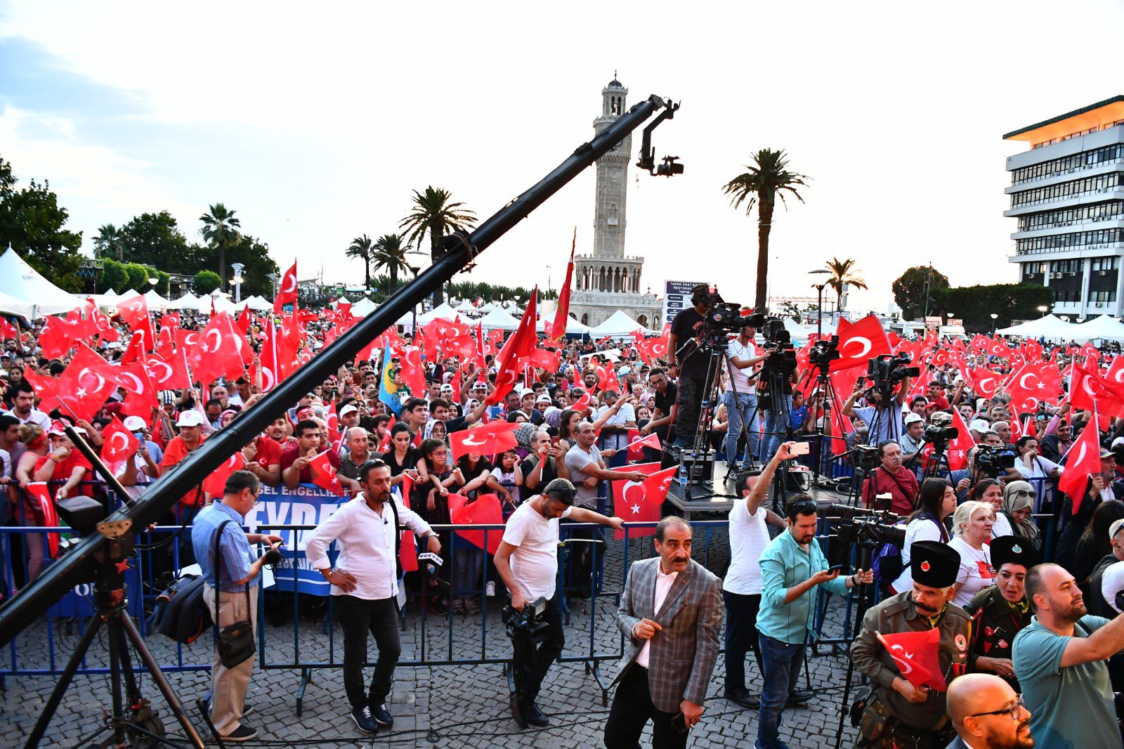 İzmirliler Konak Meydanı'nda buluştu