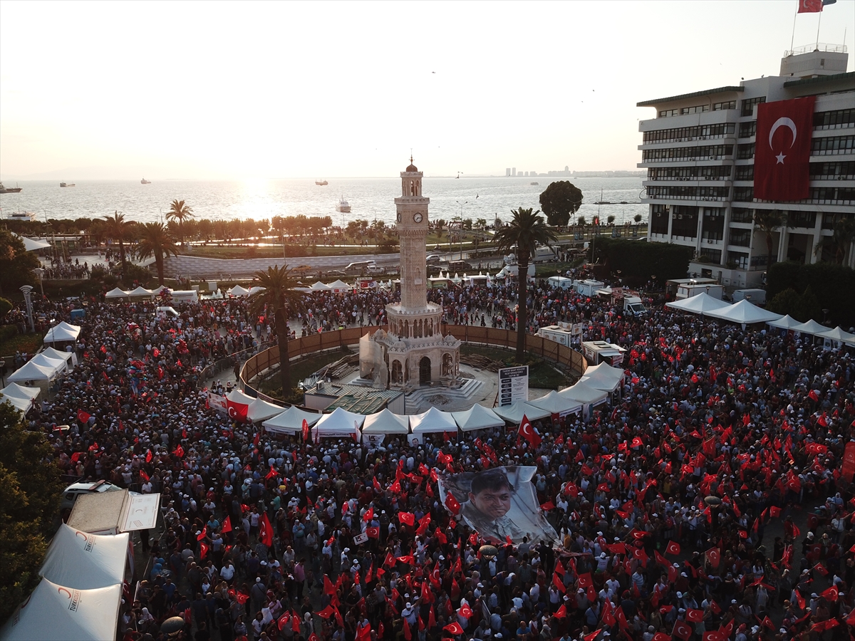 İzmirliler Konak Meydanı'nda buluştu