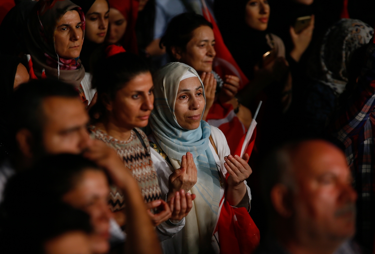 İzmirliler Konak Meydanı'nda buluştu