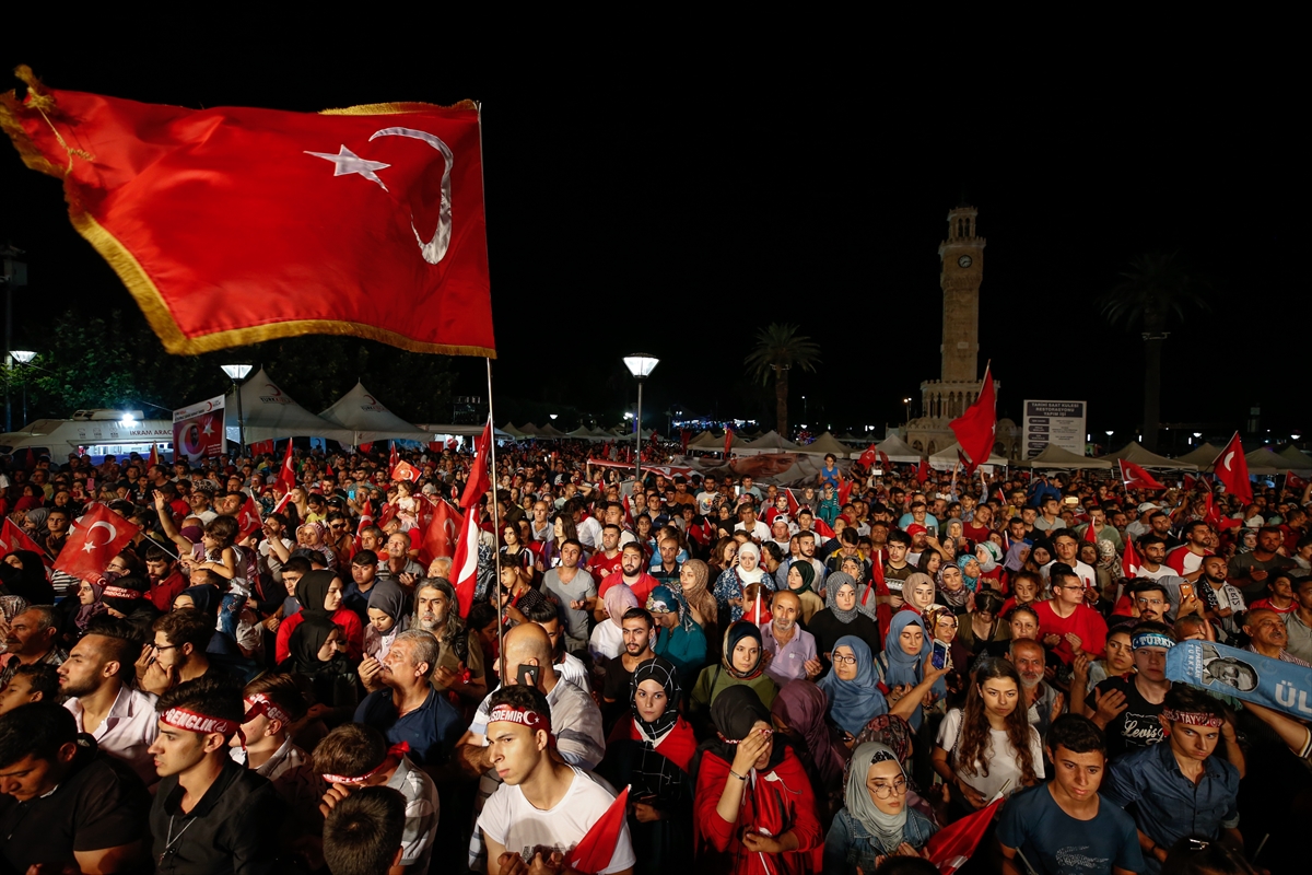 İzmirliler Konak Meydanı'nda buluştu