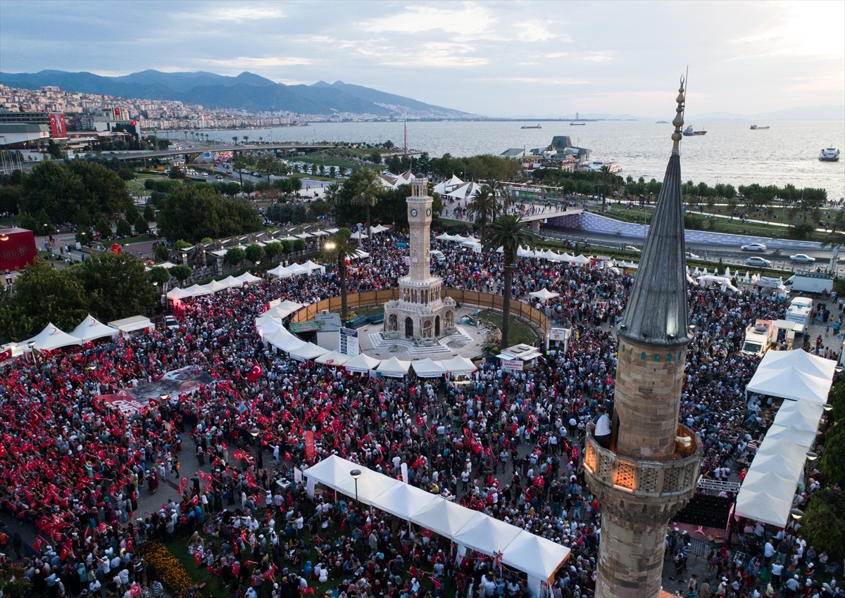 İzmirliler Konak Meydanı'nda buluştu