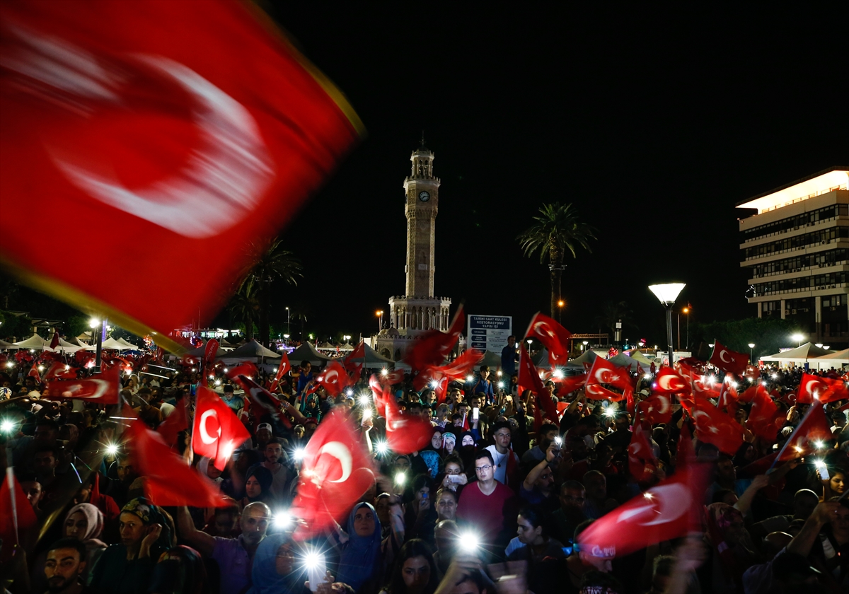 İzmirliler Konak Meydanı'nda buluştu