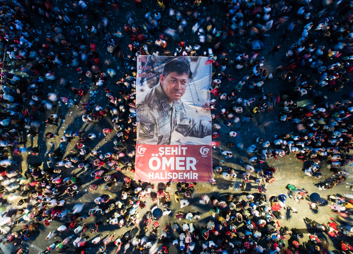 İzmirliler Konak Meydanı'nda buluştu