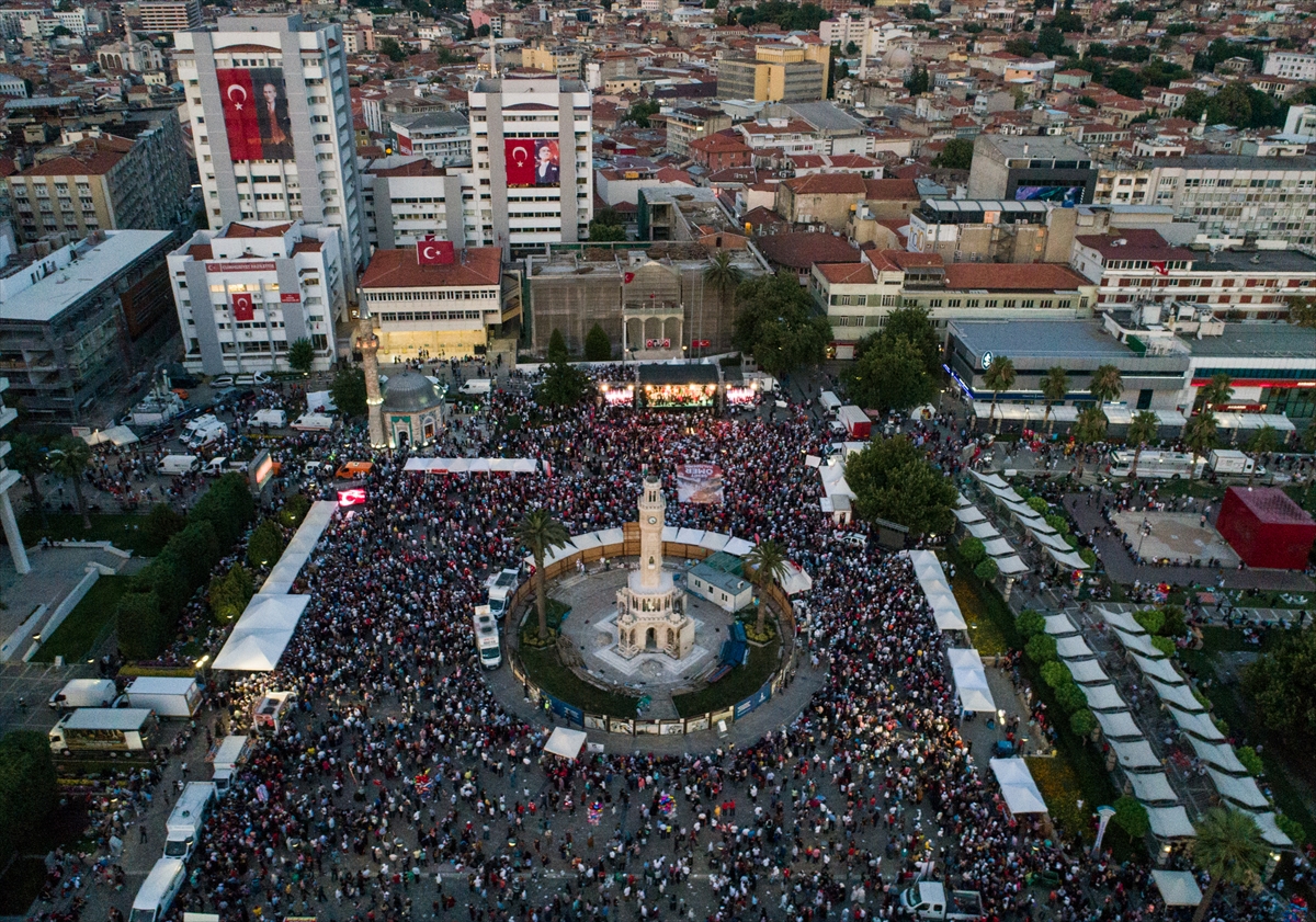 İzmirliler Konak Meydanı'nda buluştu