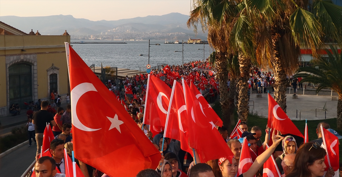 İzmirliler Konak Meydanı'nda buluştu