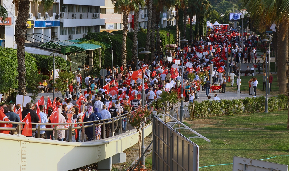 İzmirliler Konak Meydanı'nda buluştu