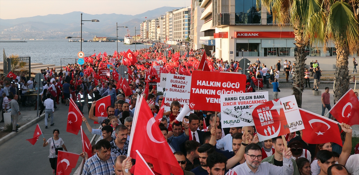 İzmirliler Konak Meydanı'nda buluştu