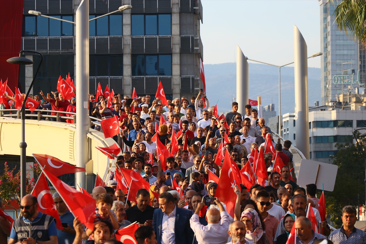 İzmirliler Konak Meydanı'nda buluştu