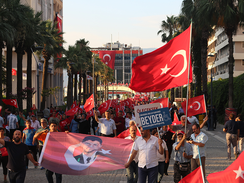 İzmirliler Konak Meydanı'nda buluştu