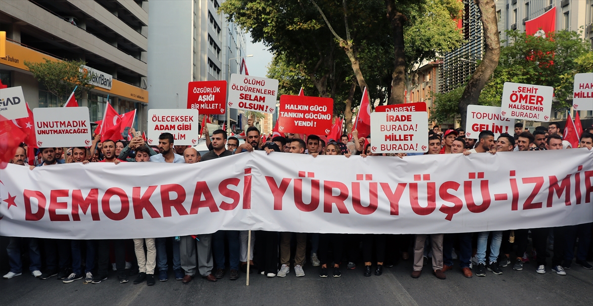 İzmirliler Konak Meydanı'nda buluştu