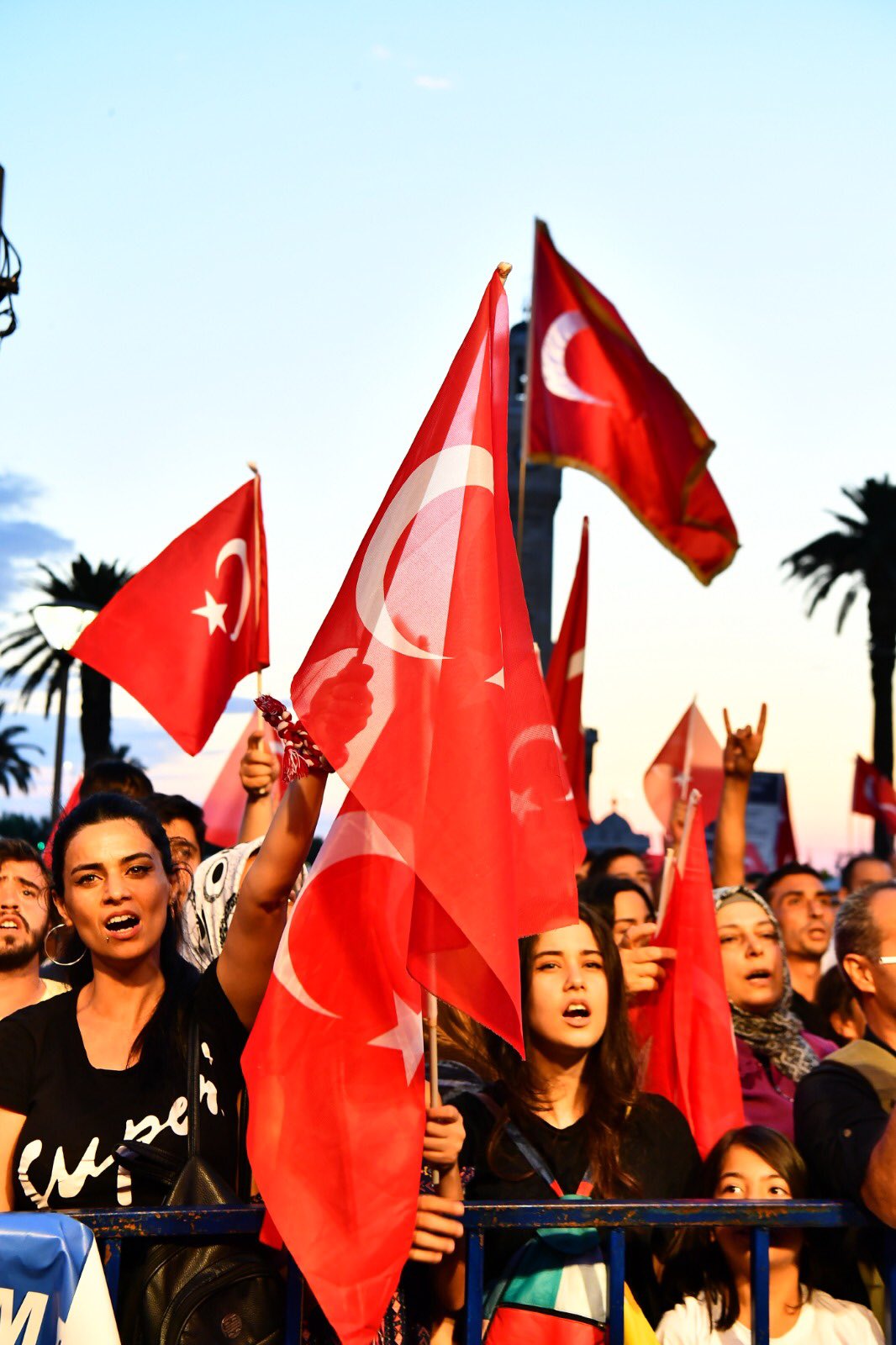 İzmirliler Konak Meydanı'nda buluştu