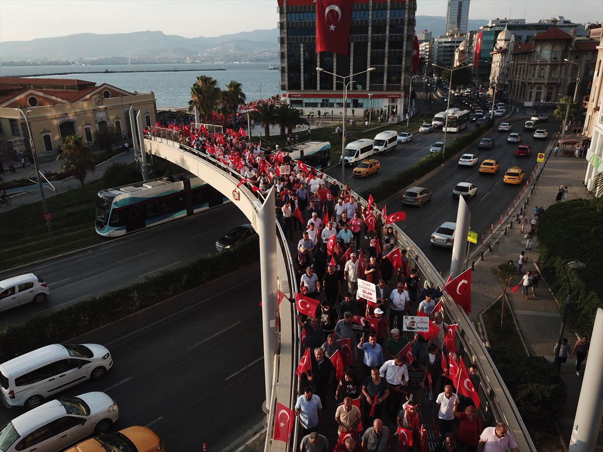 İzmirliler Konak Meydanı'nda buluştu