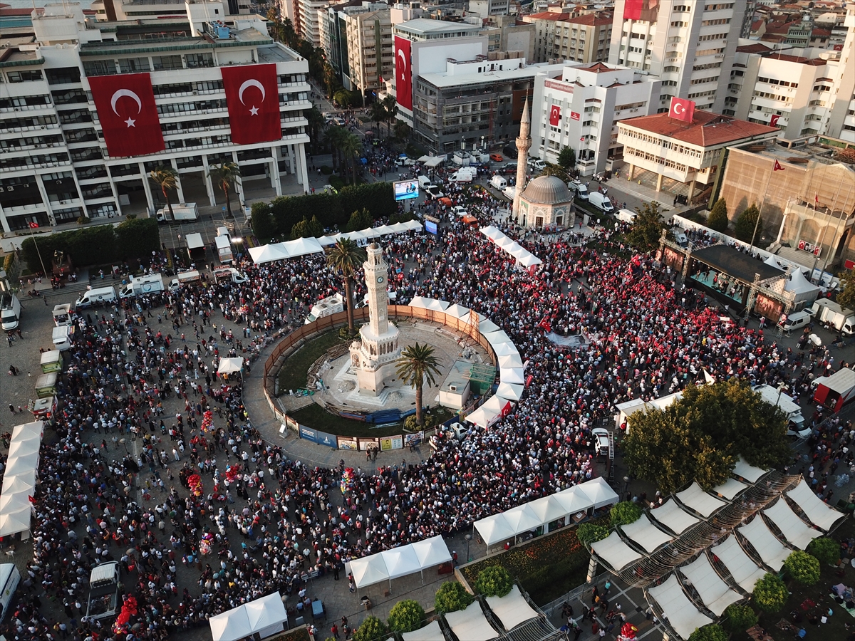 İzmirliler Konak Meydanı'nda buluştu