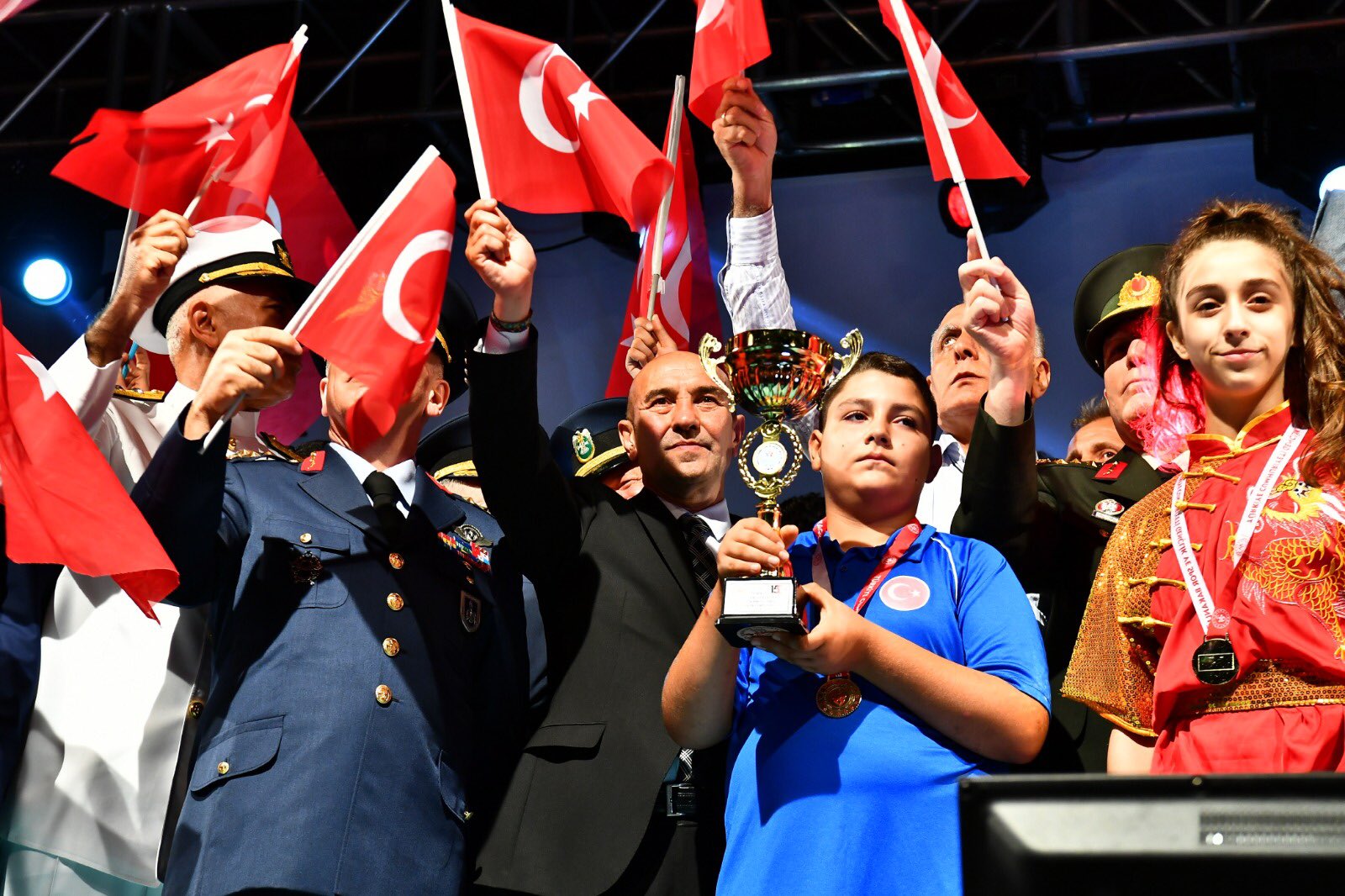 İzmirliler Konak Meydanı'nda buluştu