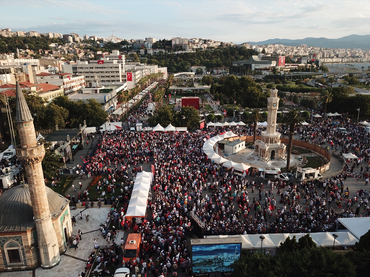 İzmirliler Konak Meydanı'nda buluştu