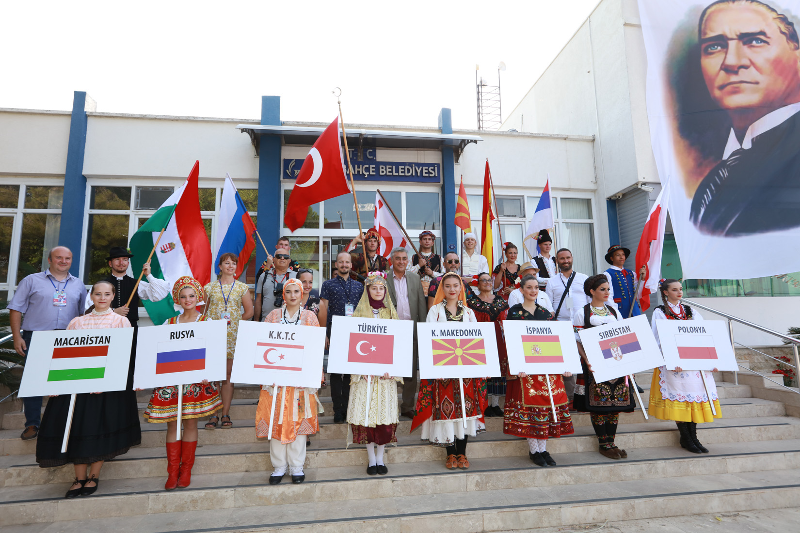 Uluslararası Halk Dansları Güzelbahçe'yi coşturdu