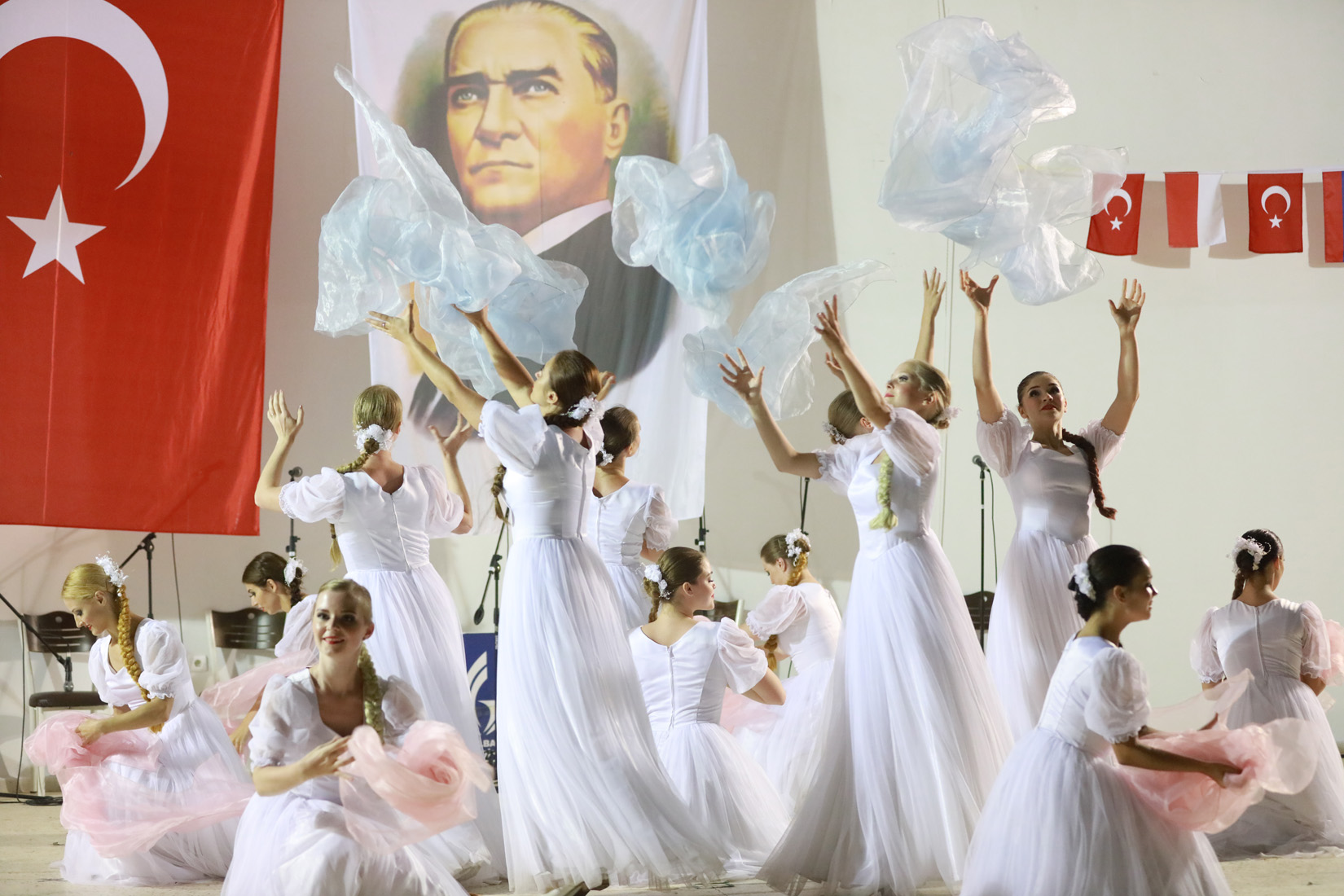 Uluslararası Halk Dansları Güzelbahçe'yi coşturdu