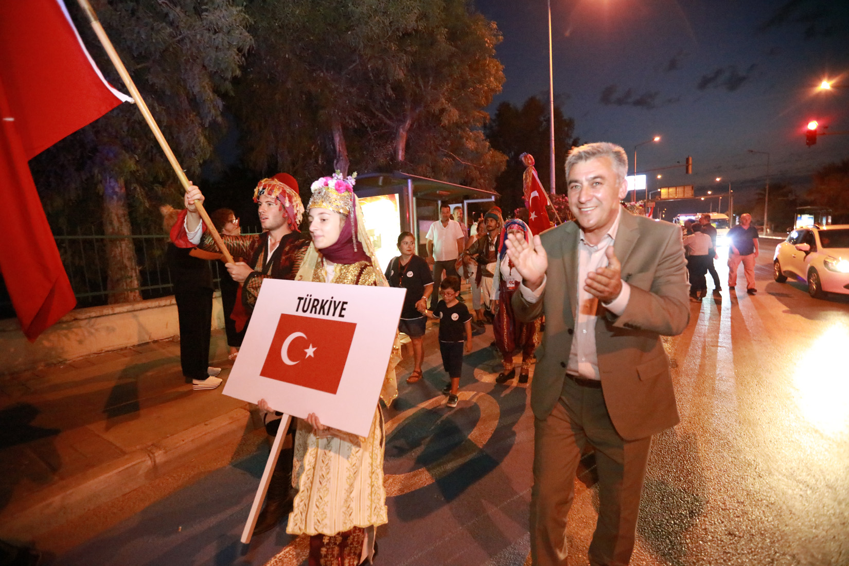 Uluslararası Halk Dansları Güzelbahçe'yi coşturdu