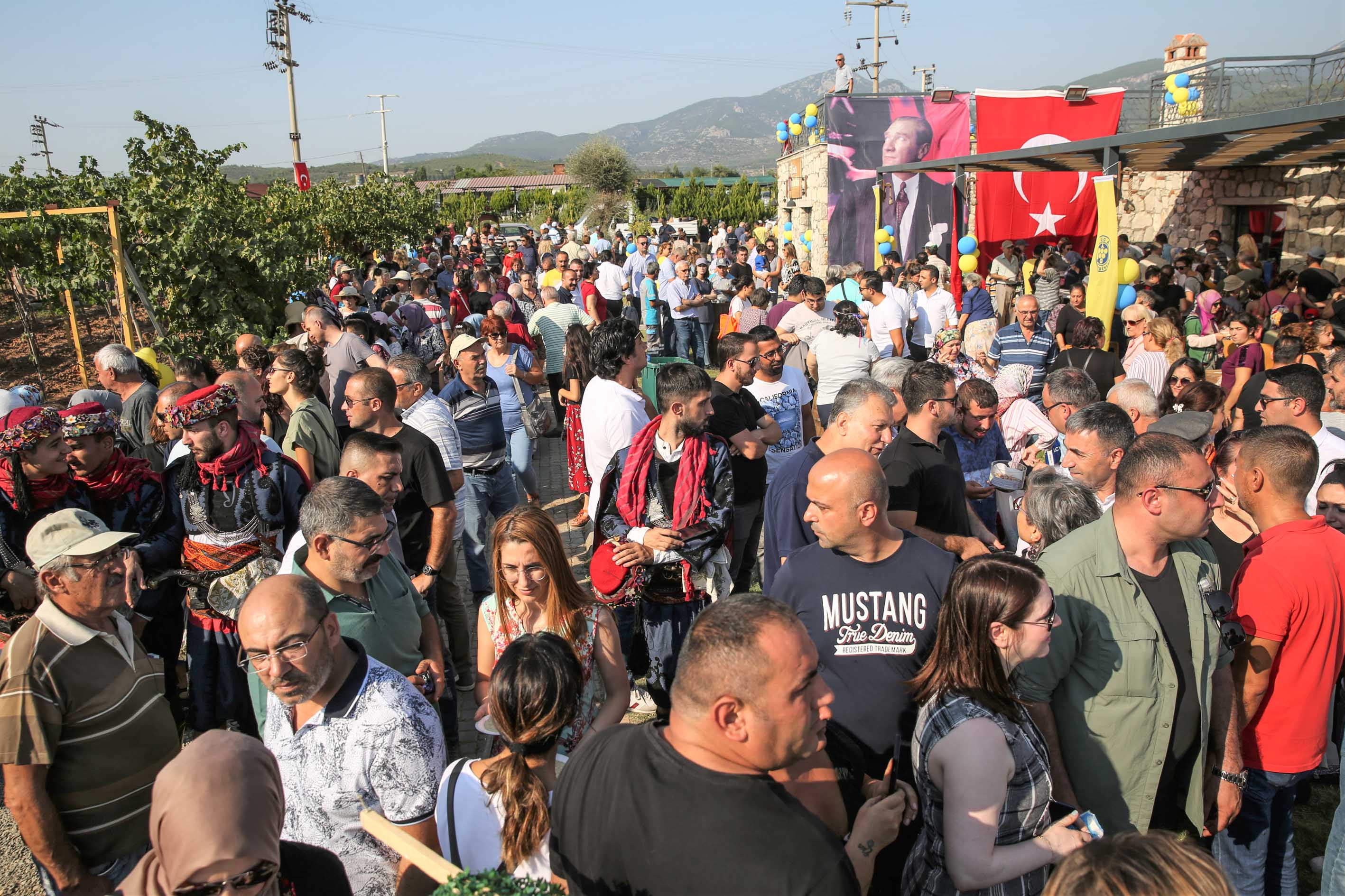 Buca’da bağ bozumu coşkusu