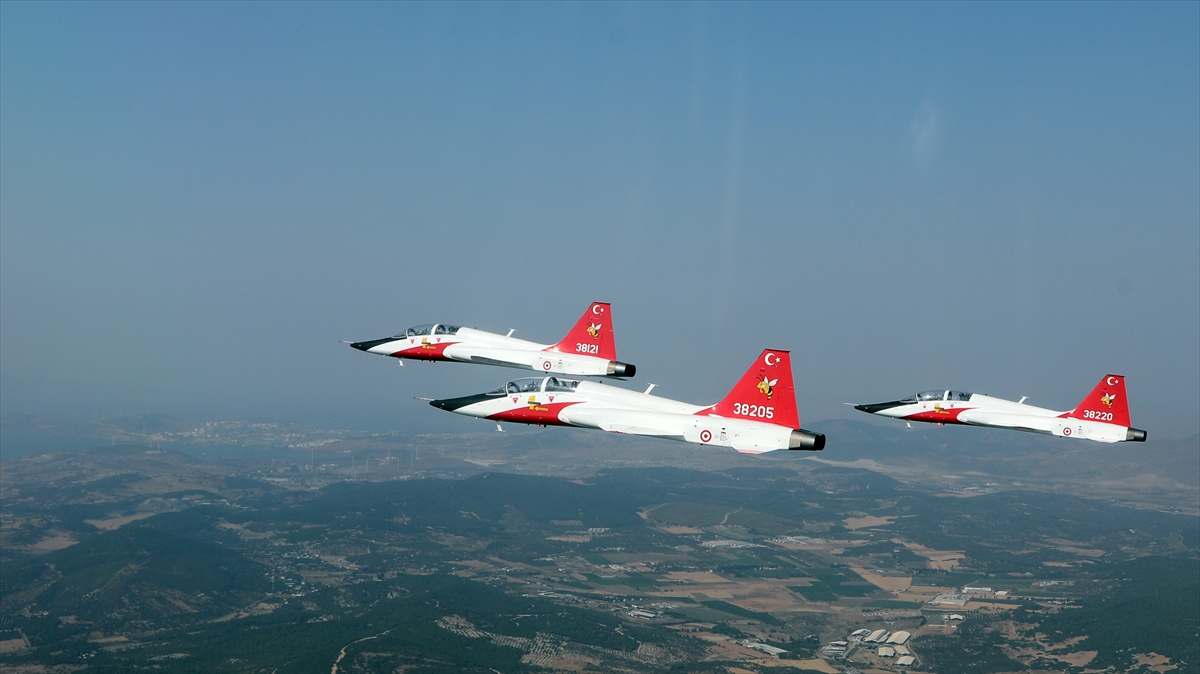 Akar'dan Ege Denizi üzerinde uçuş