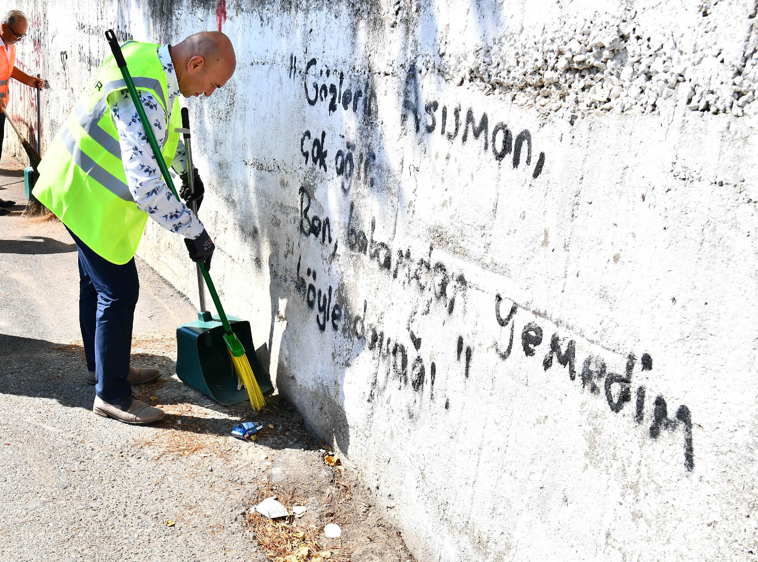 Soyer Karabağlar’daki temizlik çalışmalarına katıldı