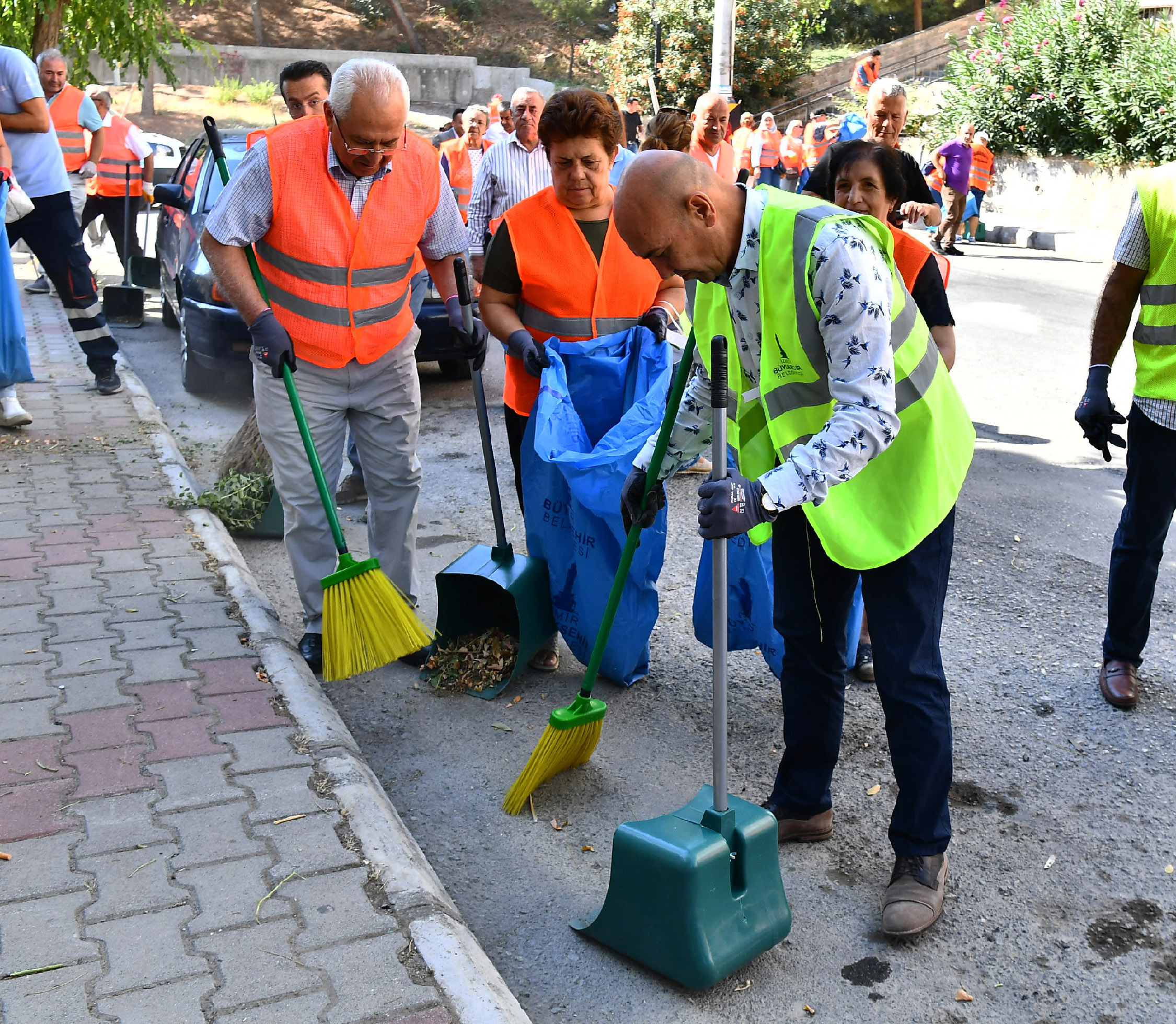 Soyer Karabağlar’daki temizlik çalışmalarına katıldı