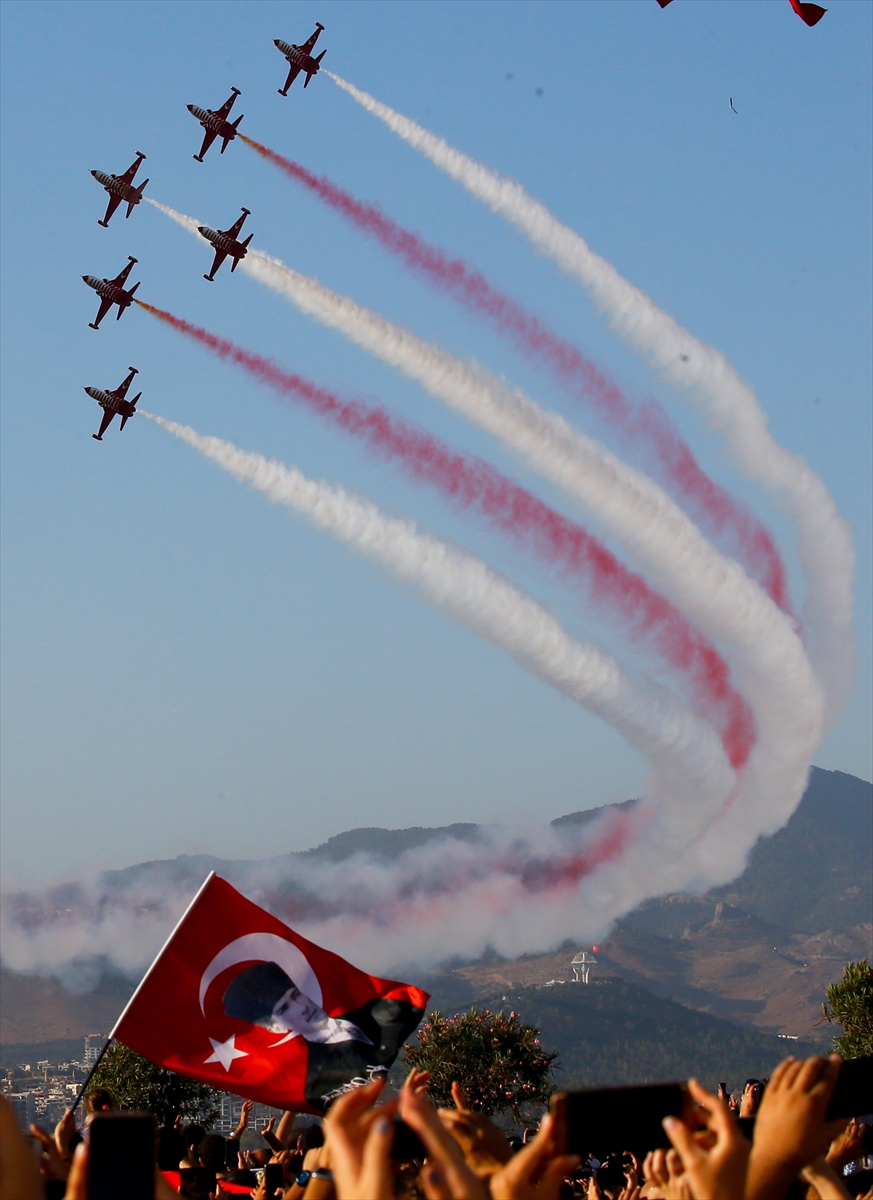 İzmir semalarında muhteşem gösteri