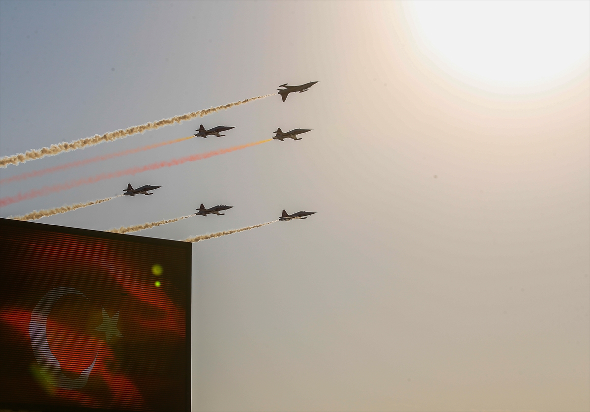 İzmir semalarında muhteşem gösteri