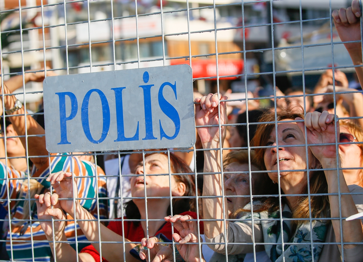 İzmir semalarında muhteşem gösteri