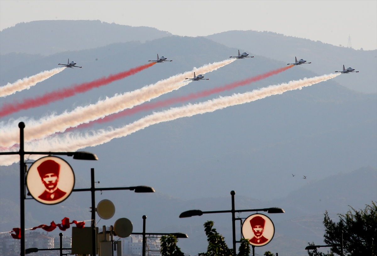 İzmir semalarında muhteşem gösteri