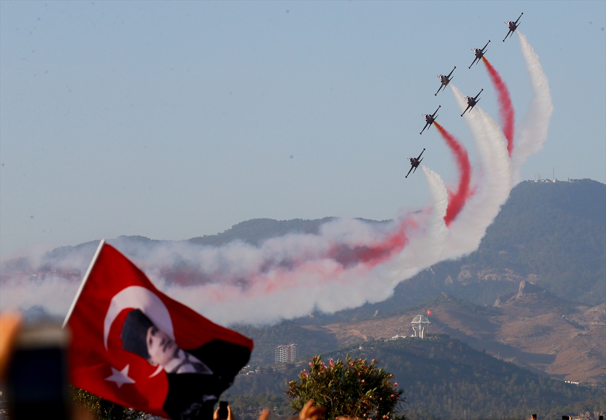 İzmir semalarında muhteşem gösteri