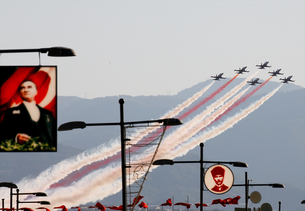 İzmir semalarında muhteşem gösteri